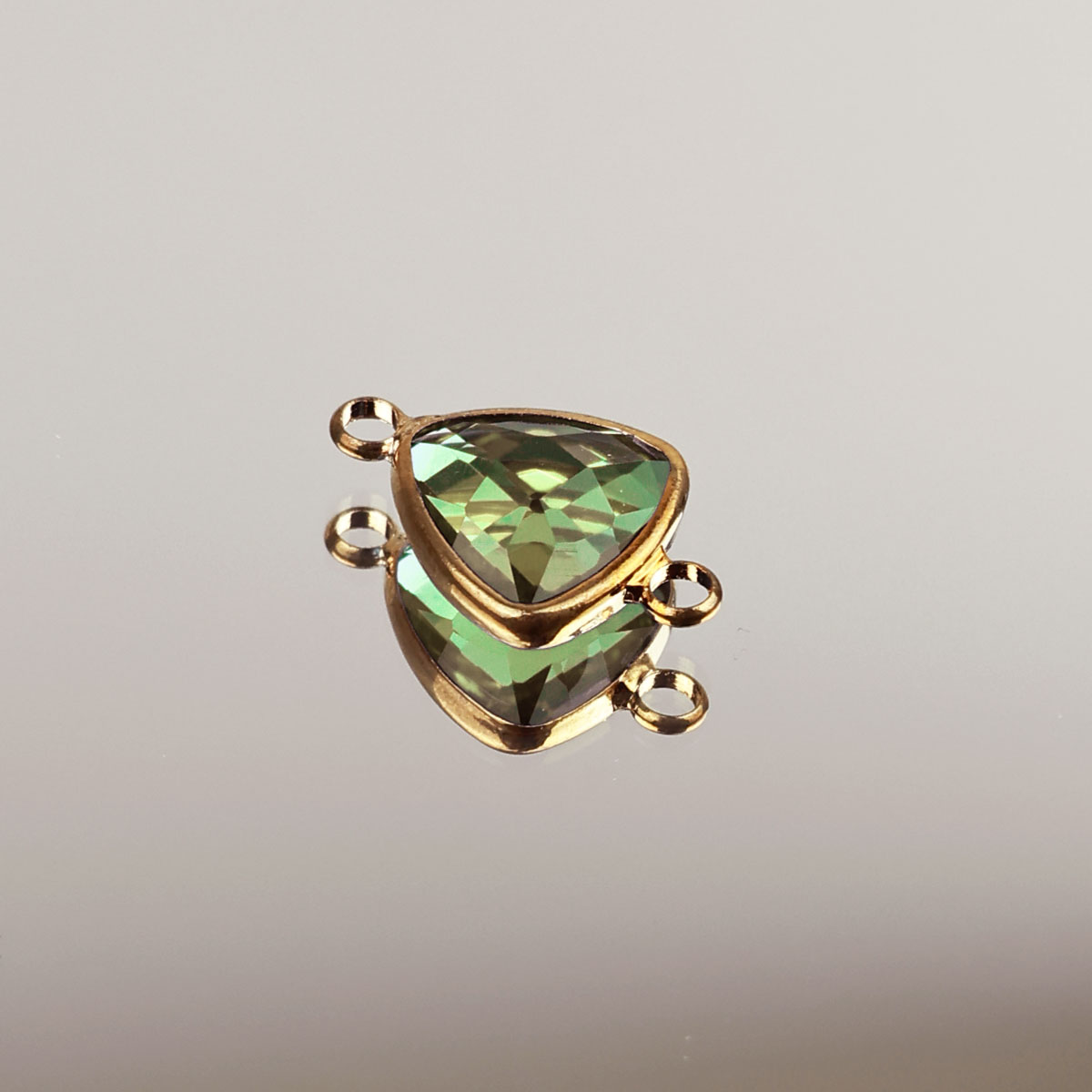 Подвеска (соединитель для бижутерии) (уп. 10шт) треугольник прозрачный 12*12 мм 008 салатовый