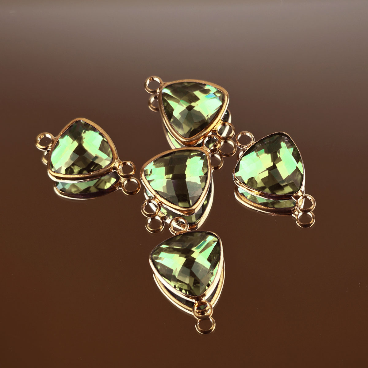 Подвеска (соединитель для бижутерии) (уп. 10шт) треугольник прозрачный 12*12 мм 008 салатовый