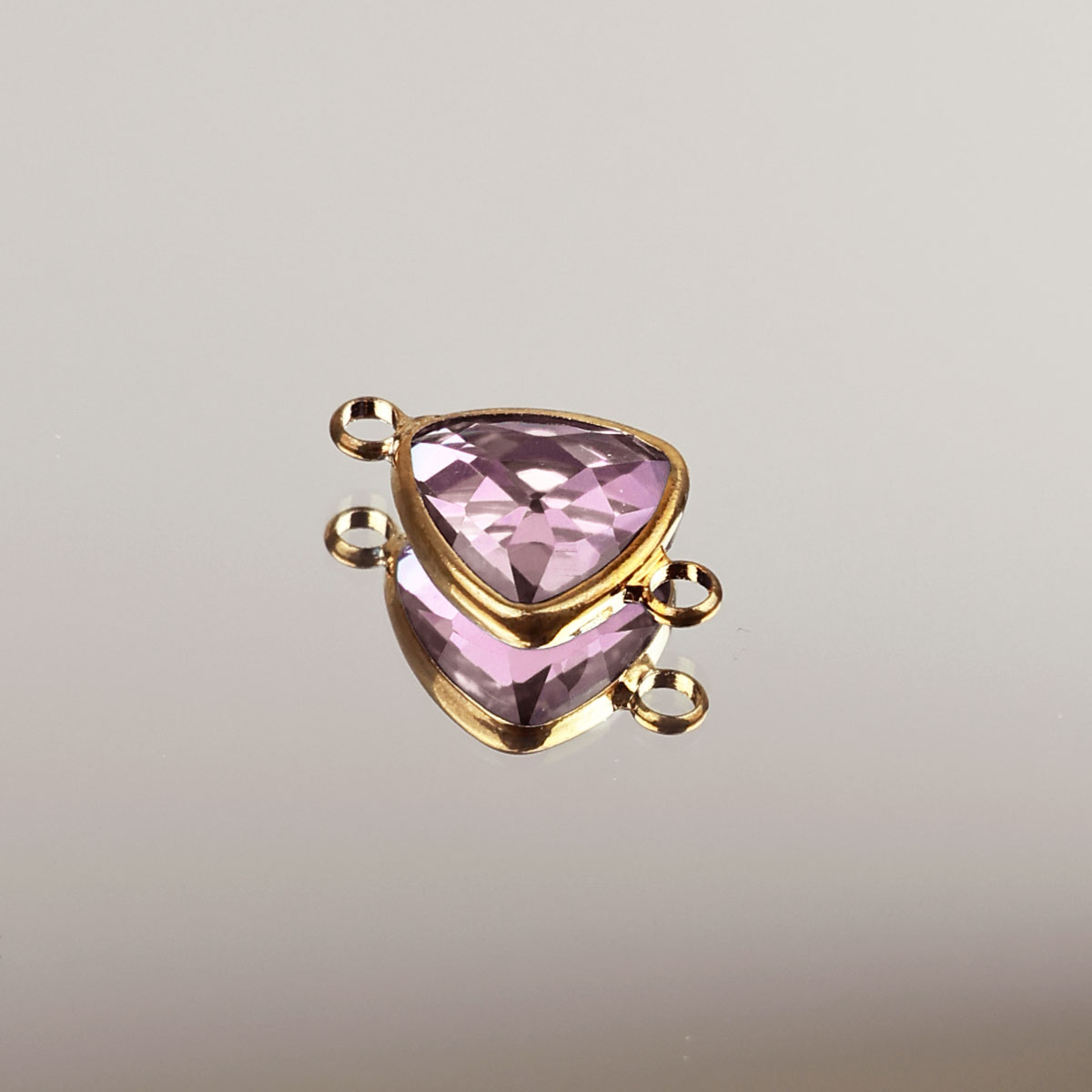 Подвеска (соединитель для бижутерии) (уп. 10шт) треугольник прозрачный 12*12 мм 009 розовый