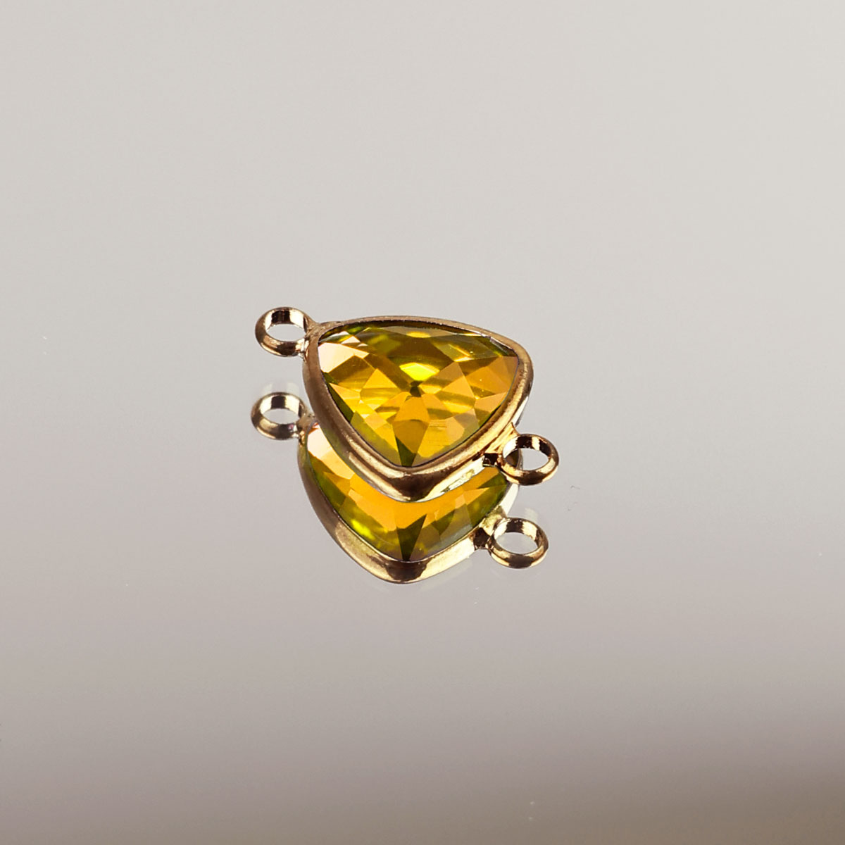 Подвеска (соединитель для бижутерии) (уп. 10шт) треугольник прозрачный 12*12 мм 018 желтый