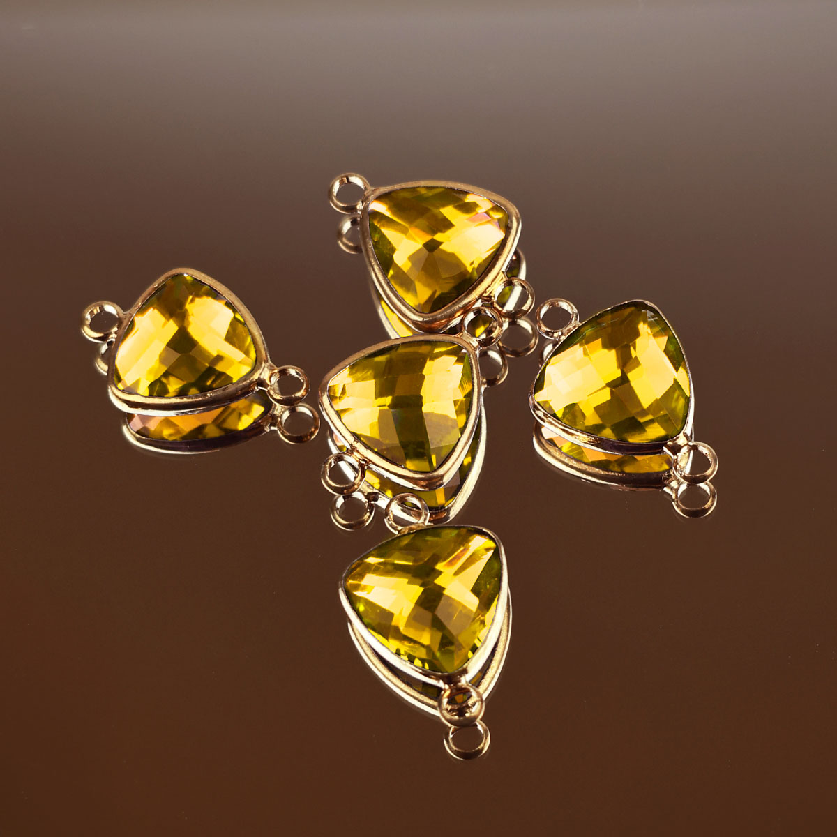 Подвеска (соединитель для бижутерии) (уп. 10шт) треугольник прозрачный 12*12 мм 018 желтый