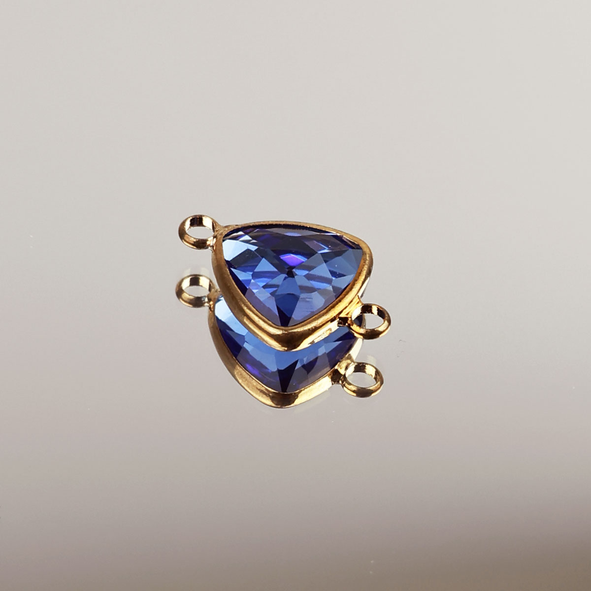 Подвеска (соединитель для бижутерии) (уп. 10шт) треугольник прозрачный 12*12 мм 022 синий