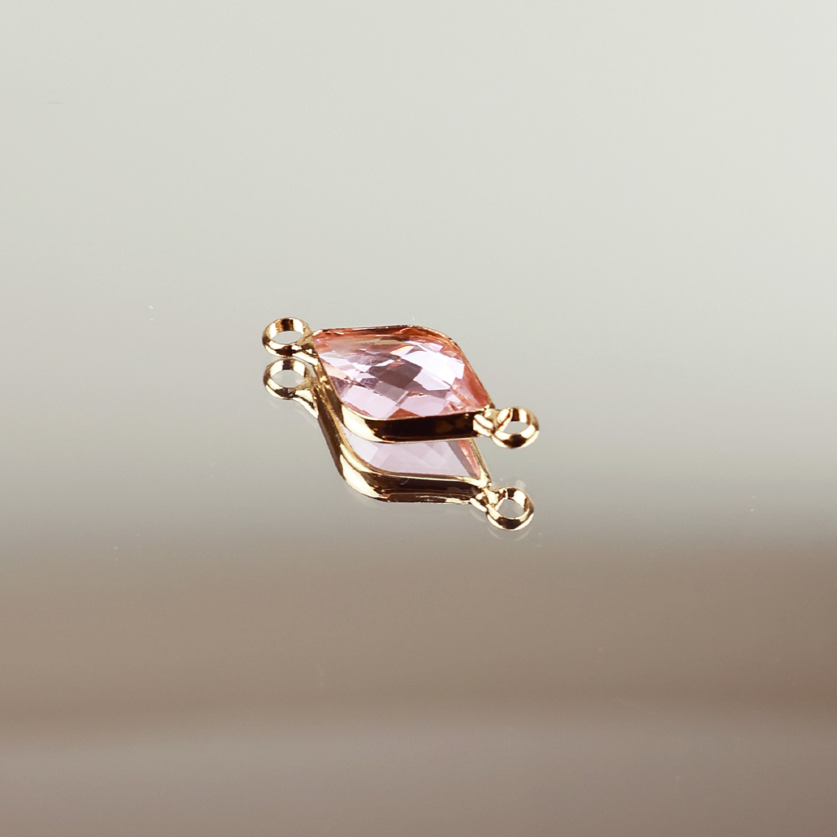 Подвеска (соединитель для бижутерии) (уп. 10шт) ромб прозрачный 10*14 мм 009 розовый