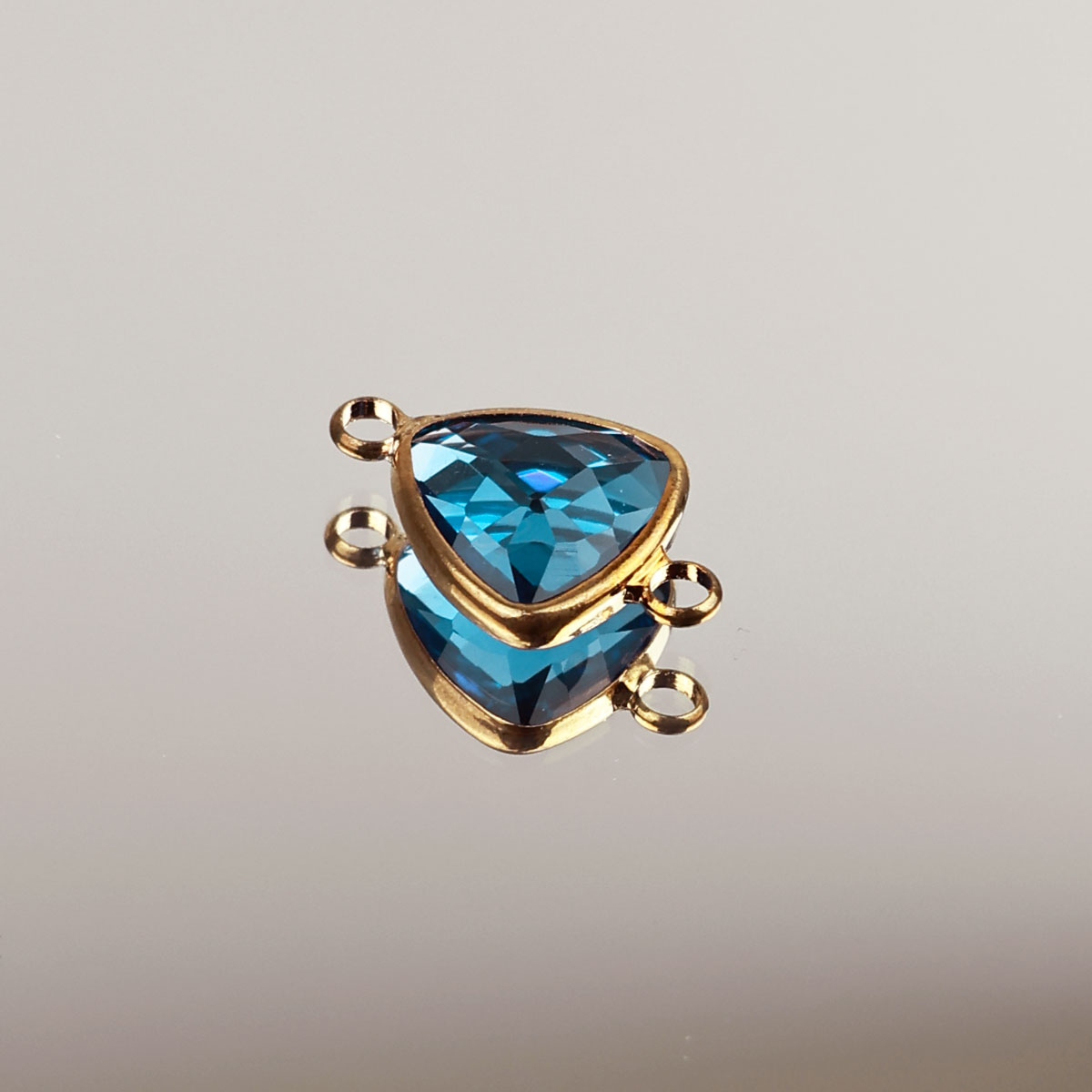 Подвеска (соединитель для бижутерии) (уп. 10шт) треугольник прозрачный 12*12 мм бирюза