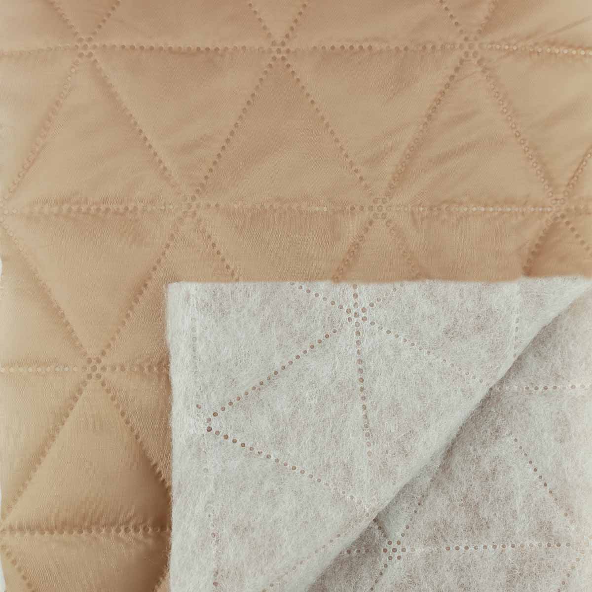 Термостеганая подкладка шир. 150, пл.149,50 г/м2 № 291 ДС бежевый (треугольник, стор.6,5 см) уп.50 м